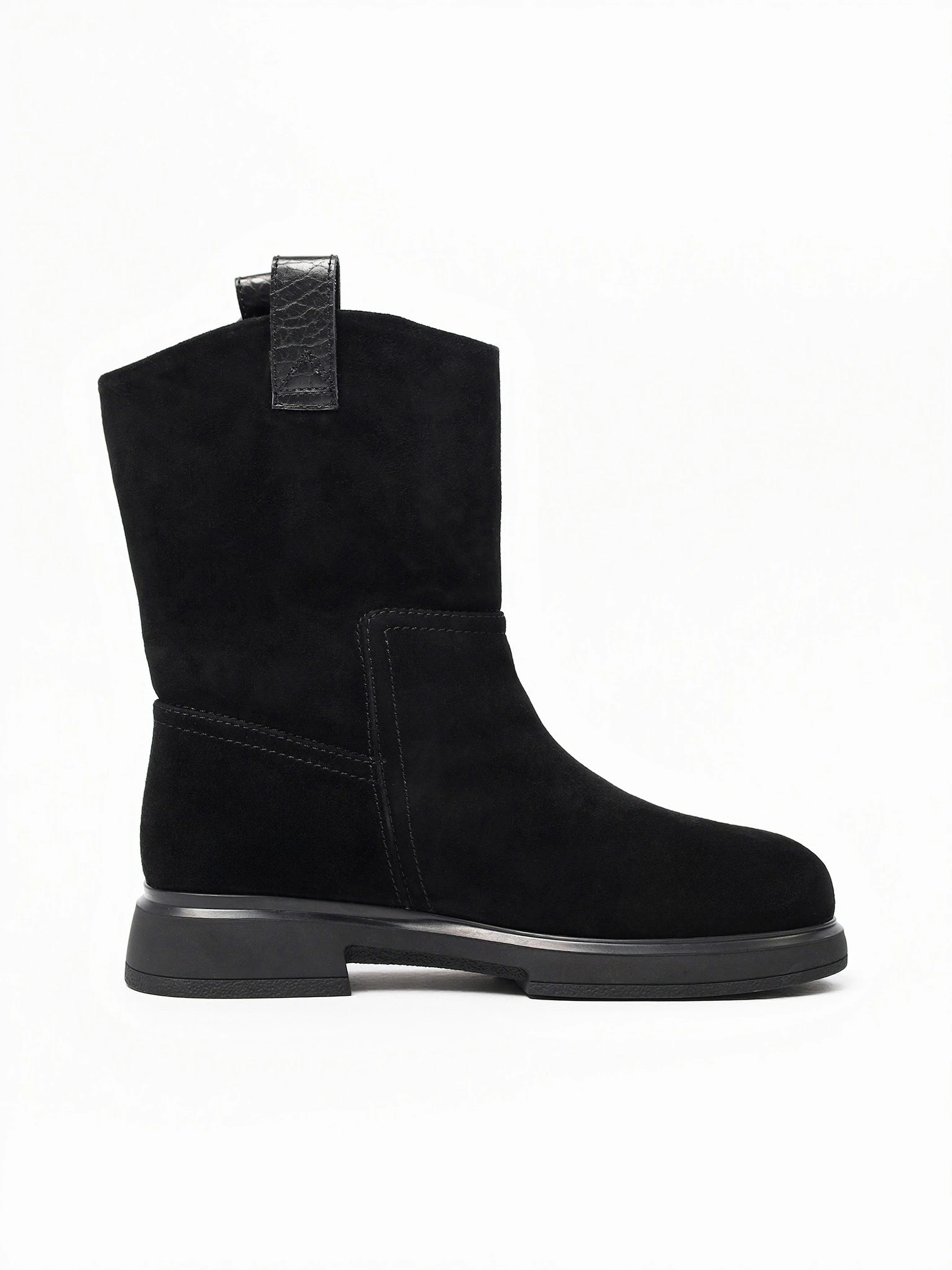 Ботинки черного цвета без застежки на среднем каблуке